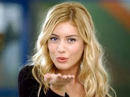 Küçük Sıralar 8. Bölüm İzle 01.09.2010 Küçük Sırlar 01-09-2010 Ağustos İzle