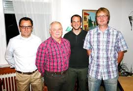 Die Jubilare Heribert Diebold und Elmar Bendrin wurden bei der Hauptversammlung des FC Pfeffingen geehrt – und Reinhard Göz (links) zum neuen Vorsitzenden, ...