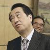 民主党. 記者の追加の質問に立ち止まる菅首相（6日午後、首相官邸で）＝田中秀敏