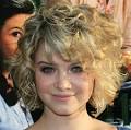 Sarah Jones showing her blonde curly and short hairstyle - sarah-jones-short-hairstyles