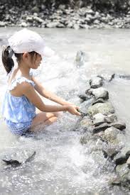 小学生　川|川で水遊びをする5人の小学生】の画像素材(21830739) | 写真素材 ...