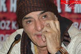 Late actor Feroz Khan who lived life King Size was given the last tribute by his family members, friends and fans. As his deceased body was moved out of the ... - kurbani_feroz-khan_9106