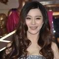 再衬托上范冰冰精致的小脸，完美