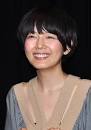 菊池亜希子さんの手は、読書と