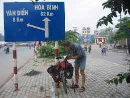 Rainer schaut auf die Karte, um zu forschen, wie man aus der Stadt herauskommt. We just started our tour from Hanoi to Phnom Penh. Rainer\u0026#39;s fist look in the ... - 00000010