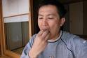 手ごと食べるとゴリラっぽくなる