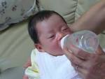 ごっくんごっくんと元気に飲んで
