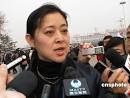 全国政协委员倪萍在接受采访。