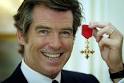 Am 19.07.2003 wurde Pierce Brosnan von der Queen mit dem königlichen ... - brosnan_ehrentitel