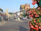 Summer evening in Henley's main street which runs down to the Thames. - via Daymix
