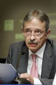 Julio Segura pide bajar la dependencia de las agencias calificadoras