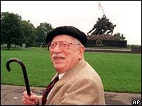 Joe Rosenthal in front of the Marine Corps Memorial in 1995 - _41995770_rosnethal95_ap203b
