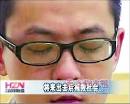 胡斌向记者展示自己右臂的伤痕。