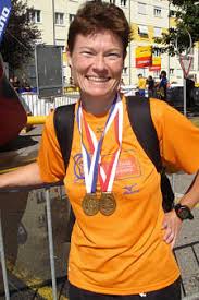 Monika Fischer im Ziel der 100 Kilometer von Biel