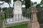 Bedd teuluol Lloyd George ym - via Daymix
