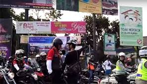 Aksi Berani Pesepeda Hadang Konvoi Motor Gede | Tempo Foto