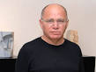 אלכס גלעדי בתערוכה של אבי אלה
