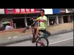 Video Lucu Angkat Ban Sepeda - YouTube