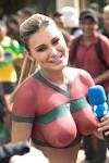 Com o corpo pintado, ANDRESSA URACH recepciona sele����o de Portugal.