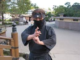 Village ninja, musée ninja au Japon (photos) Images?q=tbn:ANd9GcR3JMWHtcW9rYjC3oMZ-YUBVt-KtdiJ-z6RFatVPpUKS-mlSMWUWg