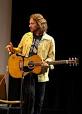 http://upload.wikimedia.org/wikipedia/commons/thumb/a/a7/Eddie_Vedder_01.jpg/200px-Eddie_Vedder_01.jpg