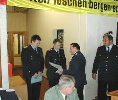 Regionsjugendfeuerwehrwart Andreas Pottel zeichnet Carsten Ude und Holger Weise (v. l.) mit dem Ehrenzeichen der Niedersächsischen Jugendfeuerwehr aus.