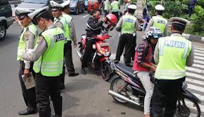 5 Aksi Lucu Pengendara Motor Hindari Razia Kendaraan - acaraapa.com