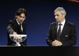 Leo Messi cuando fue el elegido para sacar las bolas del sorteo