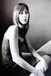 http://4.bp.blogspot.com/-bq7KWGGMwgA/T3h1yZPJ8SI/AAAAAAAAHQI/83zdkcOmGgM/s1600/beth-orton-early-stairs1.jpg