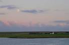 although this waxing moon is depicted here after sunset. - via Daymix