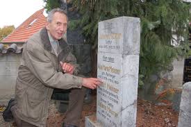 Auch vom ehemaligen Klostergutsbesitzer Josef Meixner kann Andreas Guggenberger (links) einen Gedenkstein in seiner Sammlung präsentieren.