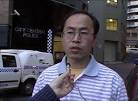 法輪功學員查爾斯•倪最近在派發
