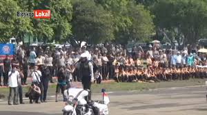 Aksi Extreme Polisi Cantik Free Style Motor Gede Oleh POLDA Jatim ...