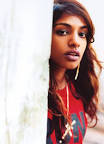 M.I.A regala una canzone in