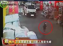 Yueyue, la fillette de 2 ans écrasée par deux voitures, et ignorée par les passagers en chine