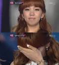 백아연이 탈락 소식을 듣고 고개