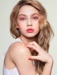 Portrait: Hanna E by Saga