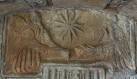 horn-blowing angels either side of an estoile (star with wiggly rays). - via Daymix