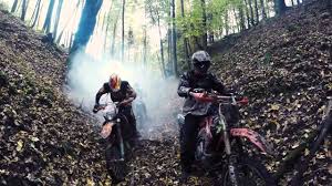 Aksi Motor Trail Enduro Yang Keren Dan Menantang. Halangan Bukan ...