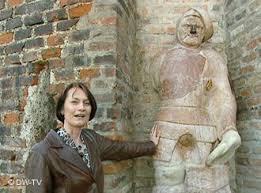 Die Goldschmiedin Sabrina Bartel zeigt uns den Oblatter Wall als Teil der alten Stadtmauer, den Steinernen Mann, eine Augsburger Legende und das ...
