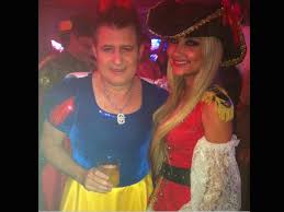 Marrone se veste de princesa em festa &agrave; fantasia - M&uacute;sica - R7