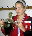 Beide Hände am Siegerpokal: Fußballerin Laura Vetterlein gewann mit der ...
