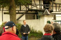 Dort erzählte der Lokalhistoriker Frank Hüllen Wahres und Sagenhaftes aus der Geschichte der Burg, die nach den Mönchen des Klosters ...