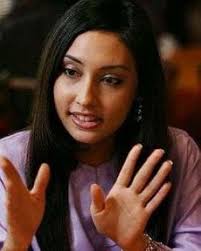  Gambar Seksi: Zarina Anjolie Terima AS$3400 