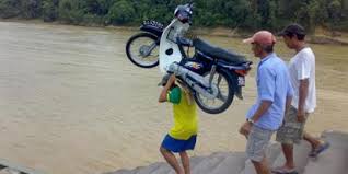 Humor | Zaman terbalik, motor naik orang | foto unik gokil
