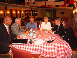 Albert Küng, Gerhard Wüst, Pierre Dupraz, Klara und Werner Bulich, Fabienne Pakleppa (v.l.n.r.) im Schweizer Haus in München. (swissinfo) - sriimg20090918_11234517_0