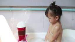 小女孩洗澡|汇图网