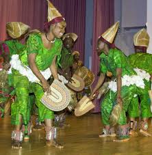 Tanz voll Anmut, Energie und Freude: Baobab Culture Troupe beim Auftritt im Kurhaus in Kirchzarten Foto: Philip Quarcoo. KIRCHZARTEN (BZ).