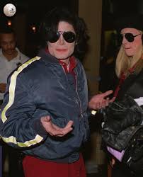 Karen Faye diz que Michael Jackson estava paranoico e falando consigo mesmo nos últimos dias Images?q=tbn:ANd9GcRZxaFoVwd1IFWgLKdVfQth0iM2naoRIks0xxuOlo3gcehsp_JfXw