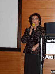 Dr Ruxandra Ionescu Situaţia pacienţilor cu LES în România este similară cu a pacienţilor din alte ţări ale UE sau SUA. Ţinând cont de datele din literature ... - dr-ruxandra-ionescu